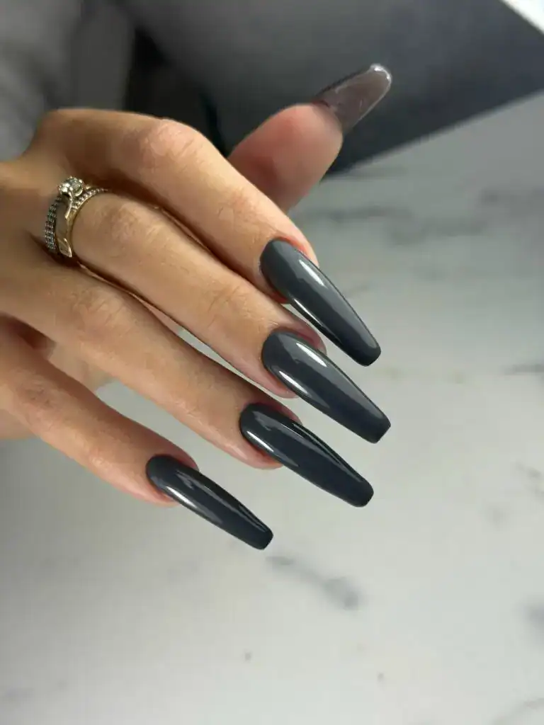Классический черный гелевый дизайн ногтей с глянцевым покрытием в студии Екатерины Силиной.