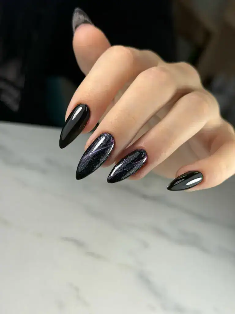 Элегантный черный маникюр с блестящим глиттером для стильного образа.