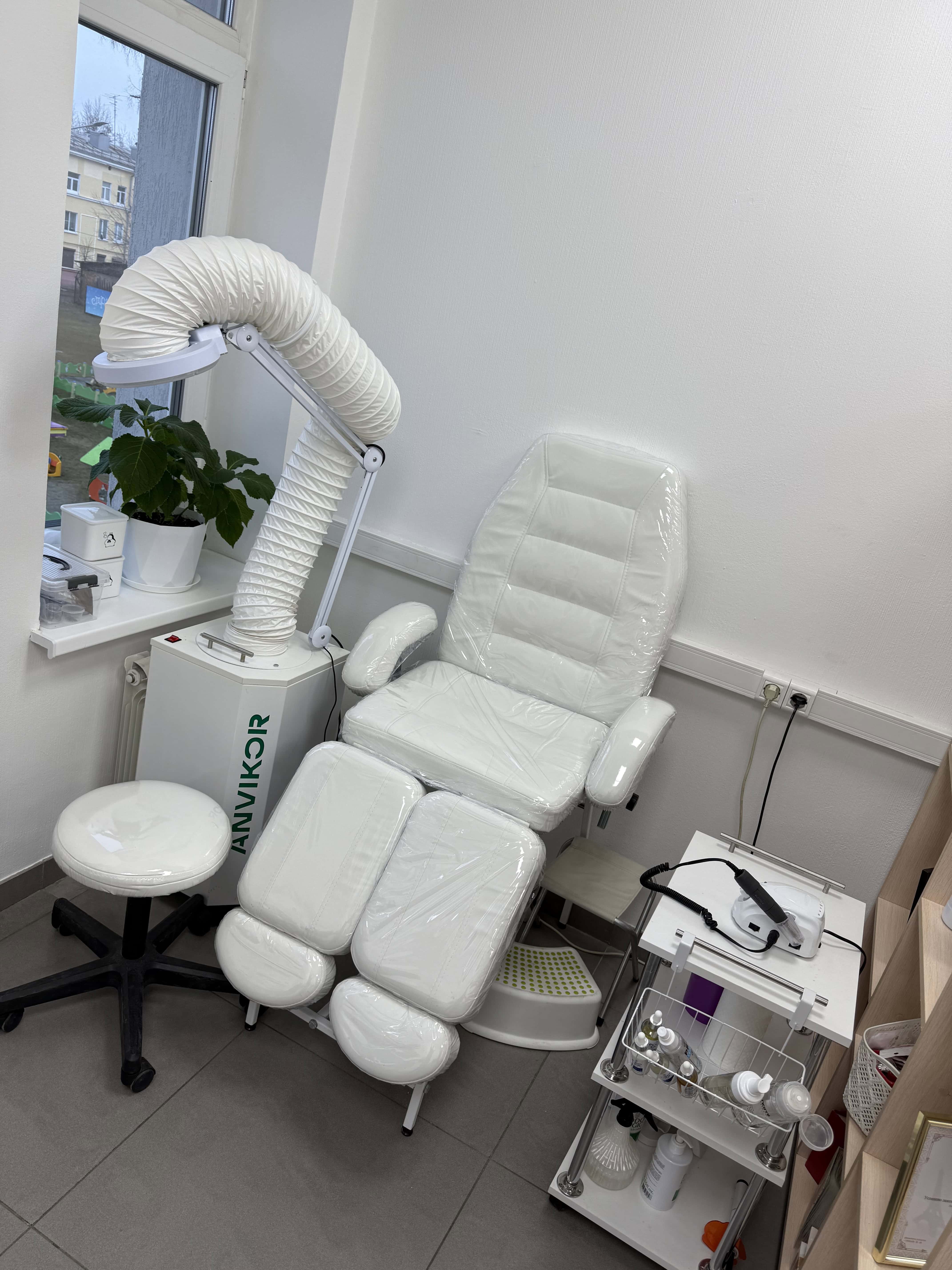 кресло для клиента мастера ногтевого сервиса.