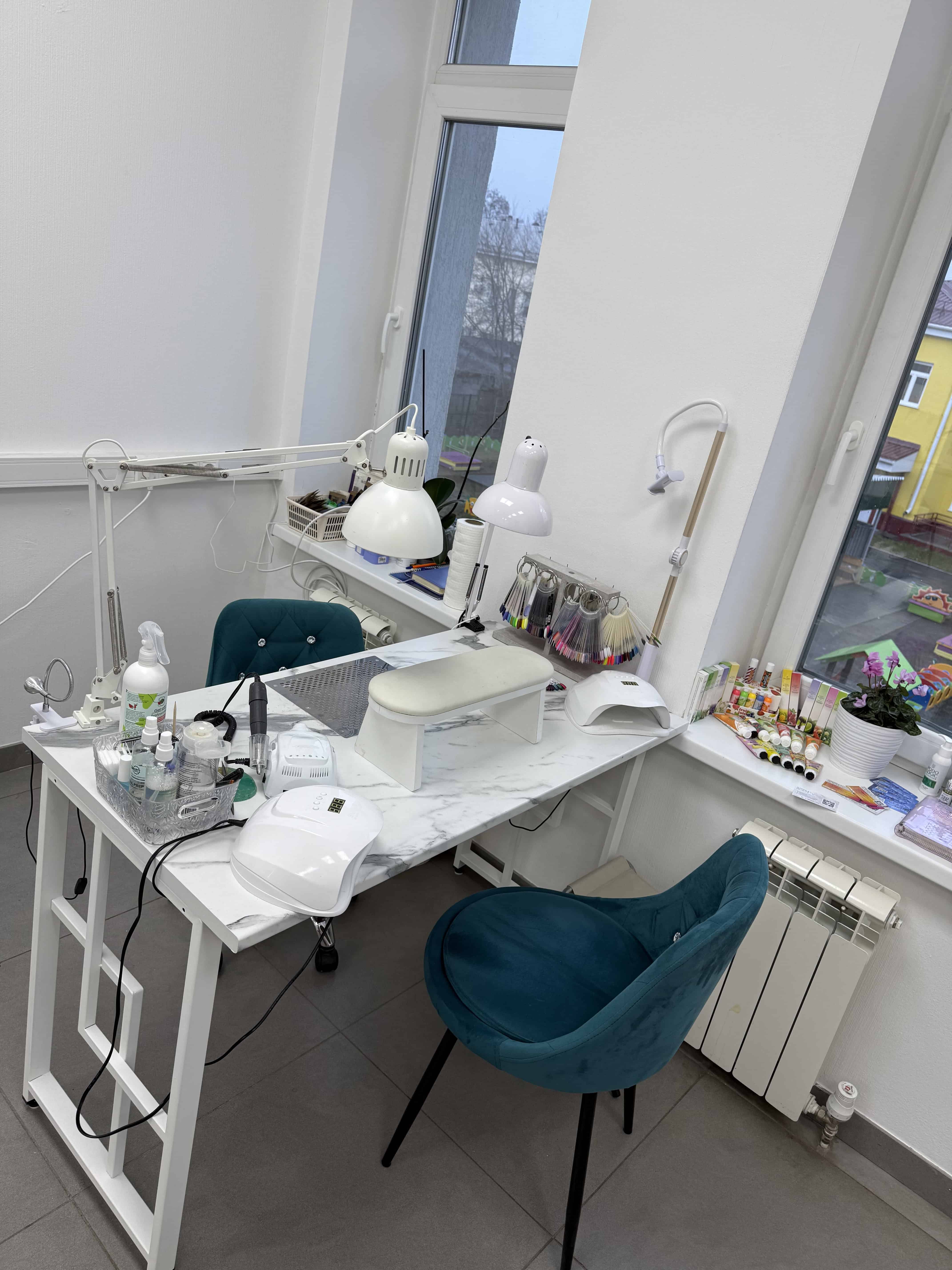 Маникюрная студия с современным оборудованием и светлым интерьером.