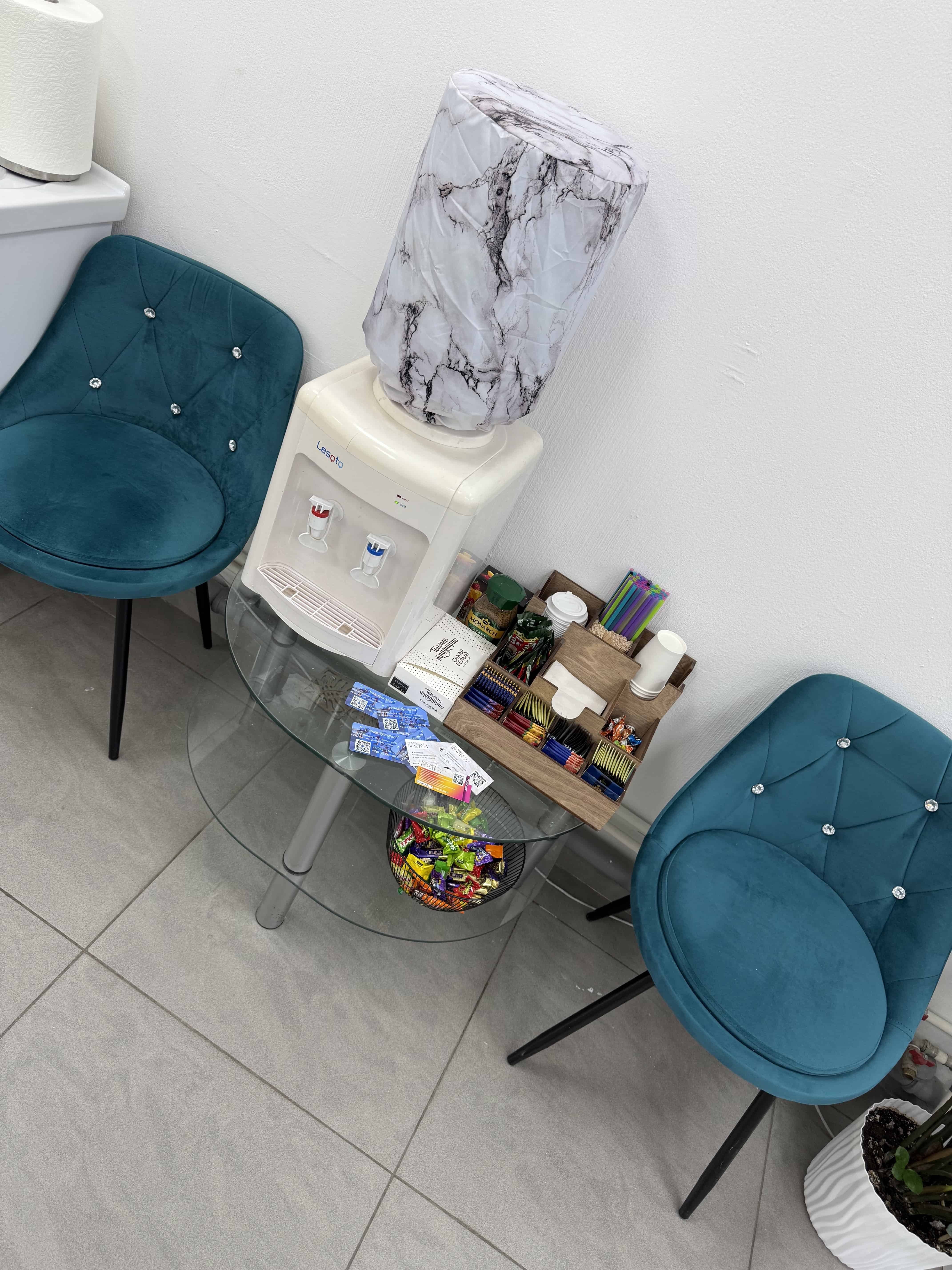 водоснабжение для ногтей, уютный интерьер, студия маникюра и педикюра.